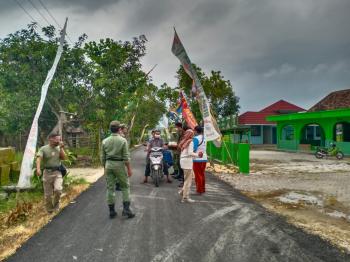  Lagi, Satgas TMMD Bojonegoro Bersama Satgas PPKM Mikro Bagi-Bagi Masker